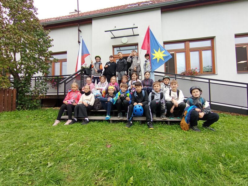Soubor:ZS Pitin 20250918 naSchodech.jpg